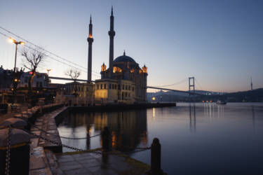 Nikon magazine - Figen Kokol in Istanbul with the DX 16-50mm